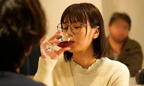 Rủ em đồng nghiệp ở quán cafe mới xin nghỉ đi uống rượu rồi vào nhà nghỉ Nanami Kodama